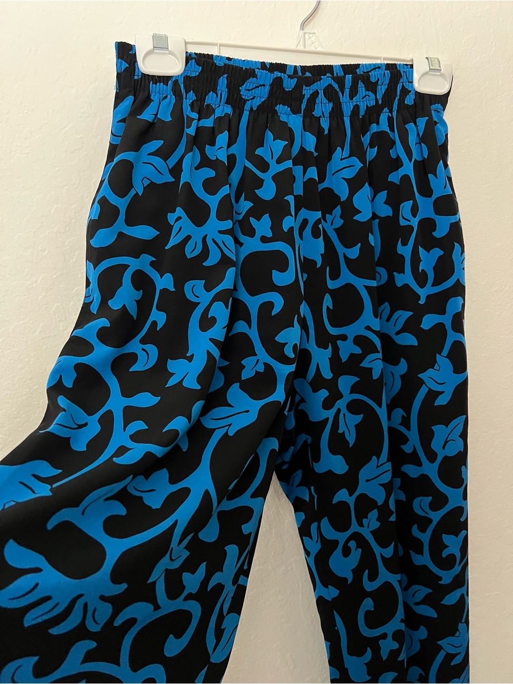 Liz Claiborne Vintage Black Pants with Blue Floral Print. Size 6